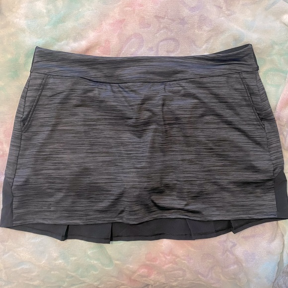 🌟🖤UNDER ARMOUR🖤🌟Grey and black athletic skirt with side pockets. NWT Size XL - Picture 4 of 8